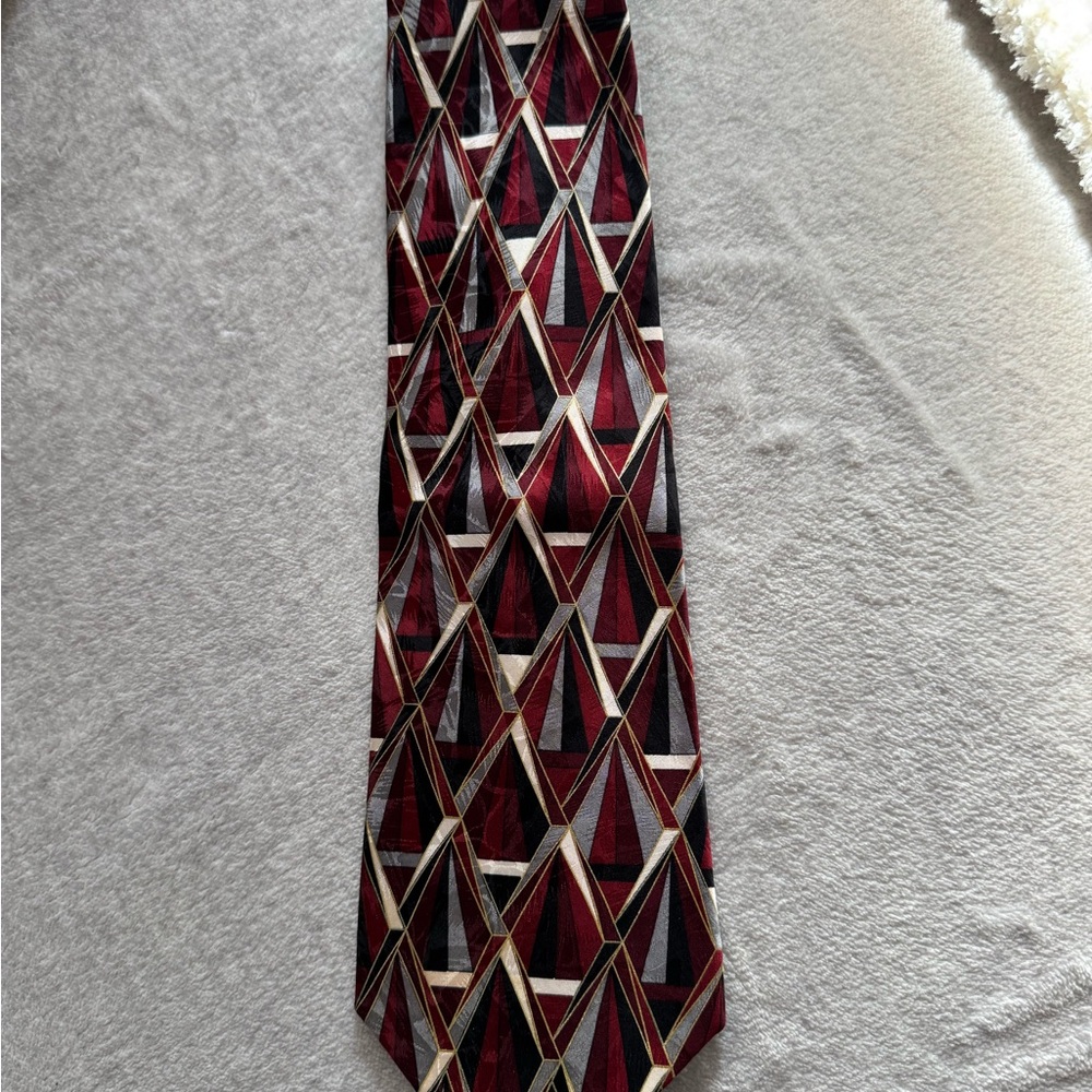 Elegant Burgundy and Black Geometric Tie